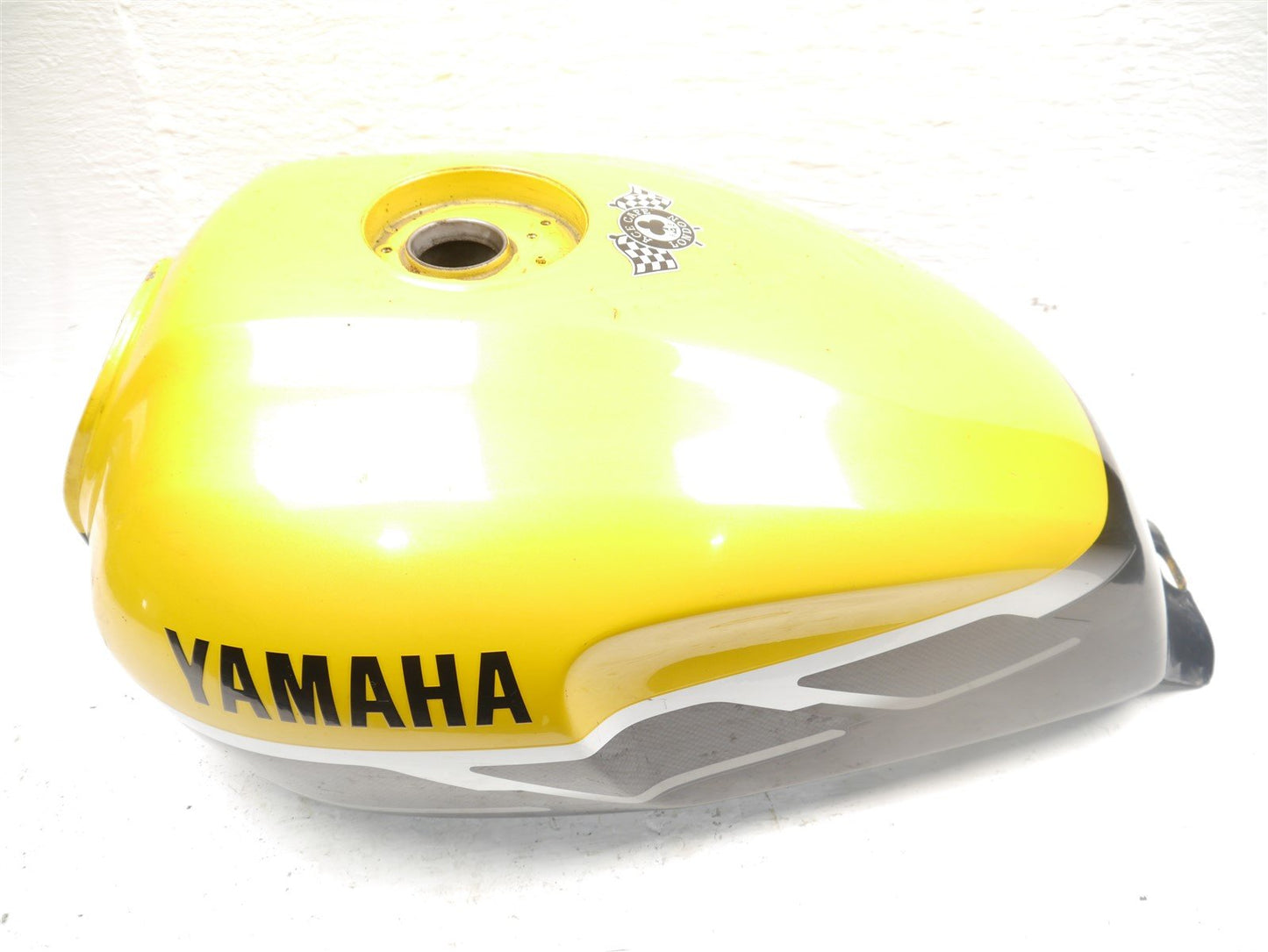 YAMAHA XJR 1300 2002-2005 FUEL TANK *DENTED*