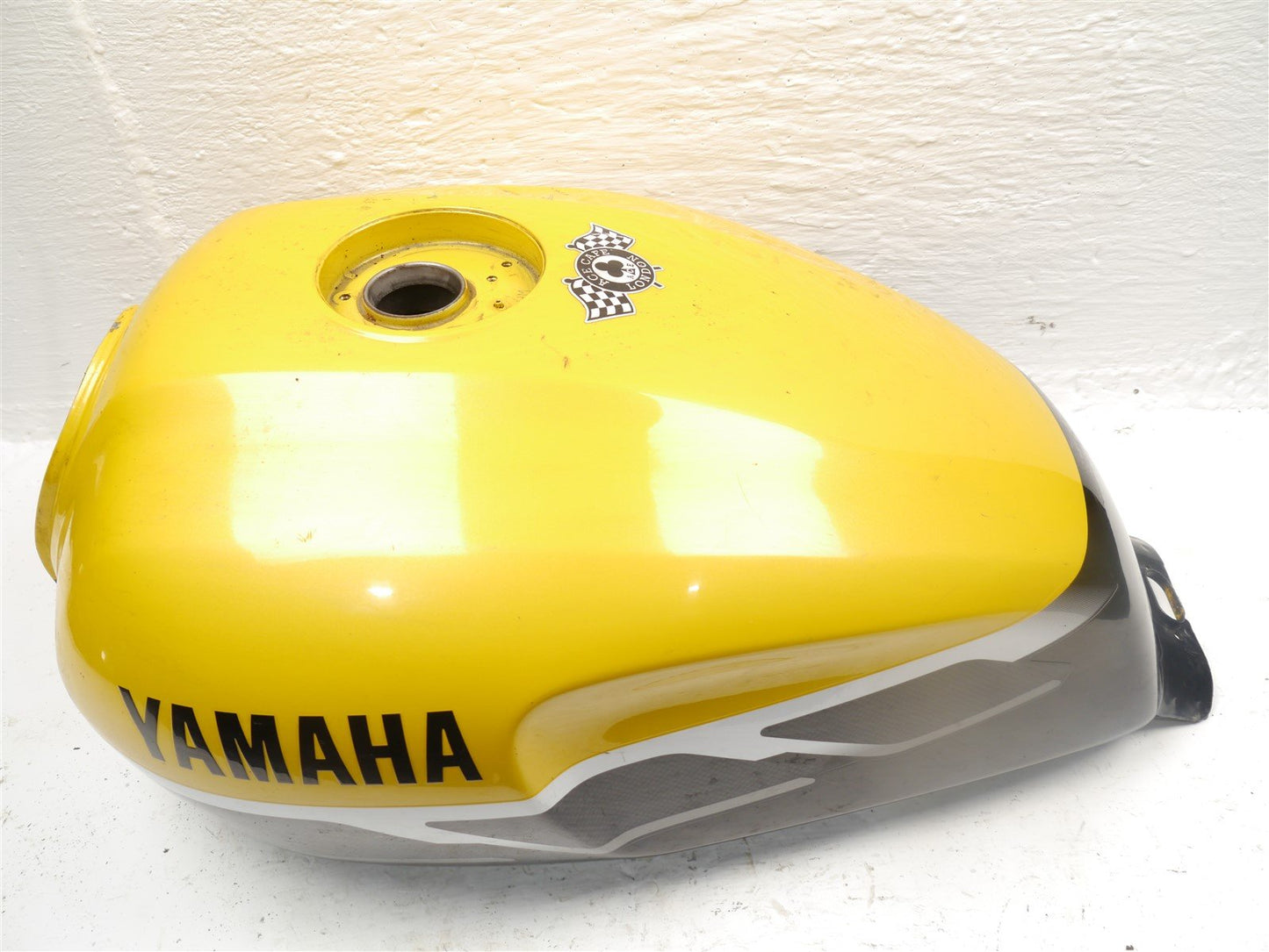 YAMAHA XJR 1300 2002-2005 FUEL TANK *DENTED*