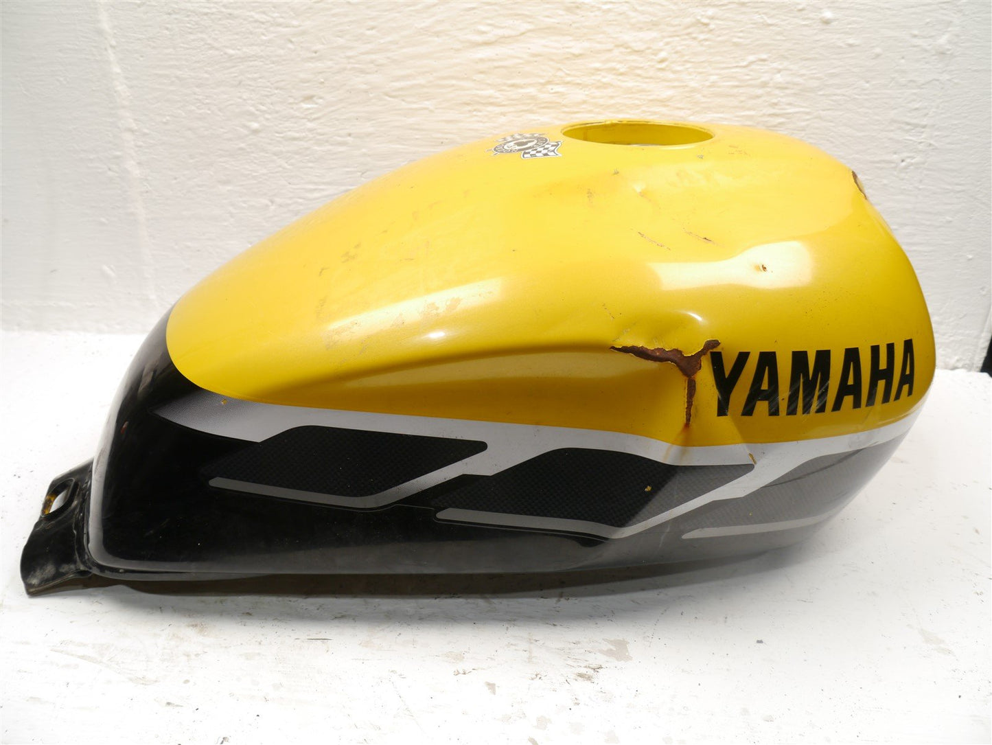 YAMAHA XJR 1300 2002-2005 FUEL TANK *DENTED*