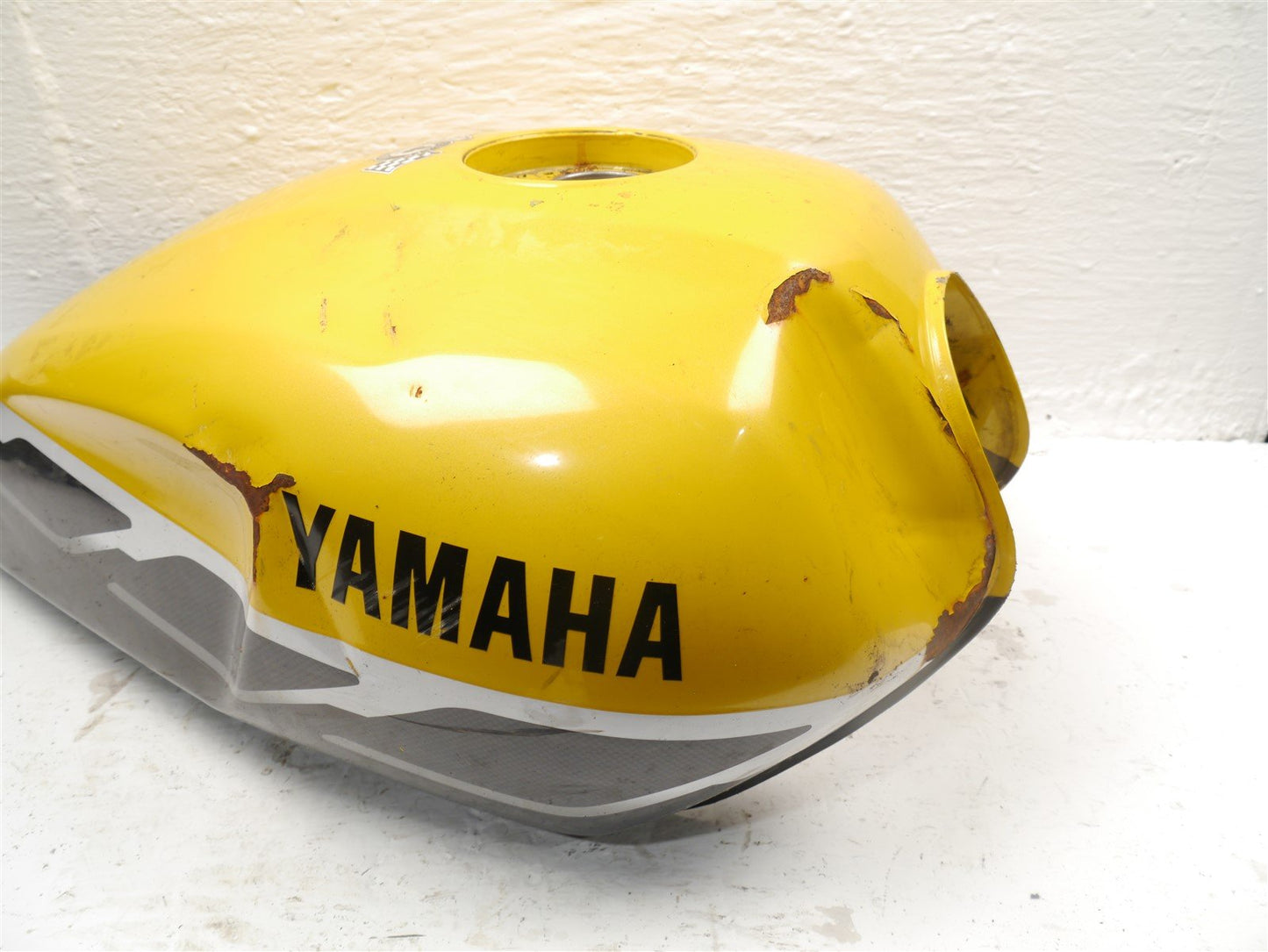 YAMAHA XJR 1300 2002-2005 FUEL TANK *DENTED*