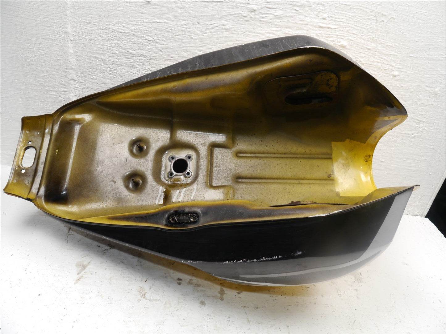 YAMAHA XJR 1300 2002-2005 FUEL TANK *DENTED*