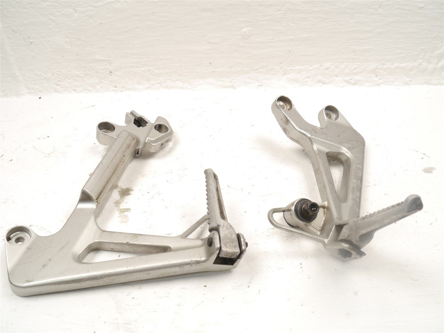 HONDA VFR800 1998-2001 REAR FOOTREST HANGERS & PEGS