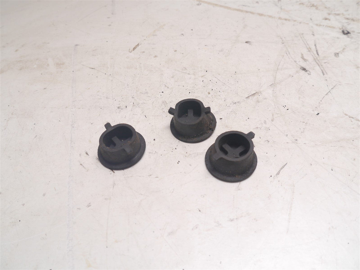 PEUGEOT TWEET 125 2010-2020 FOOTPLATE RUBBER BOLT COVERS BUNGS X 3