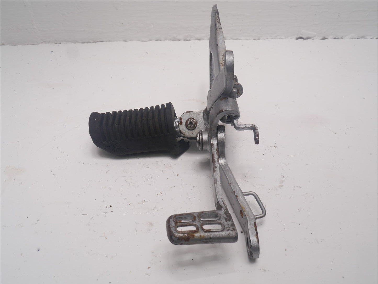 YAMAHA TZR 125 2RH 1987 FRONT RIGHT FOOTREST HANGER & PEG