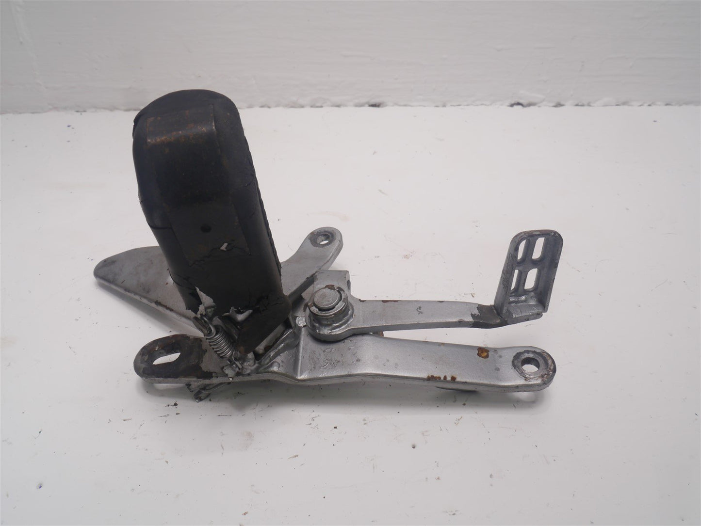 YAMAHA TZR 125 2RH 1987 FRONT RIGHT FOOTREST HANGER & PEG