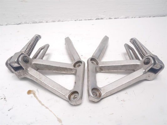 YAMAHA FZS600 1998-2001 REAR FOOTREST HANGERS & PEGS X 2