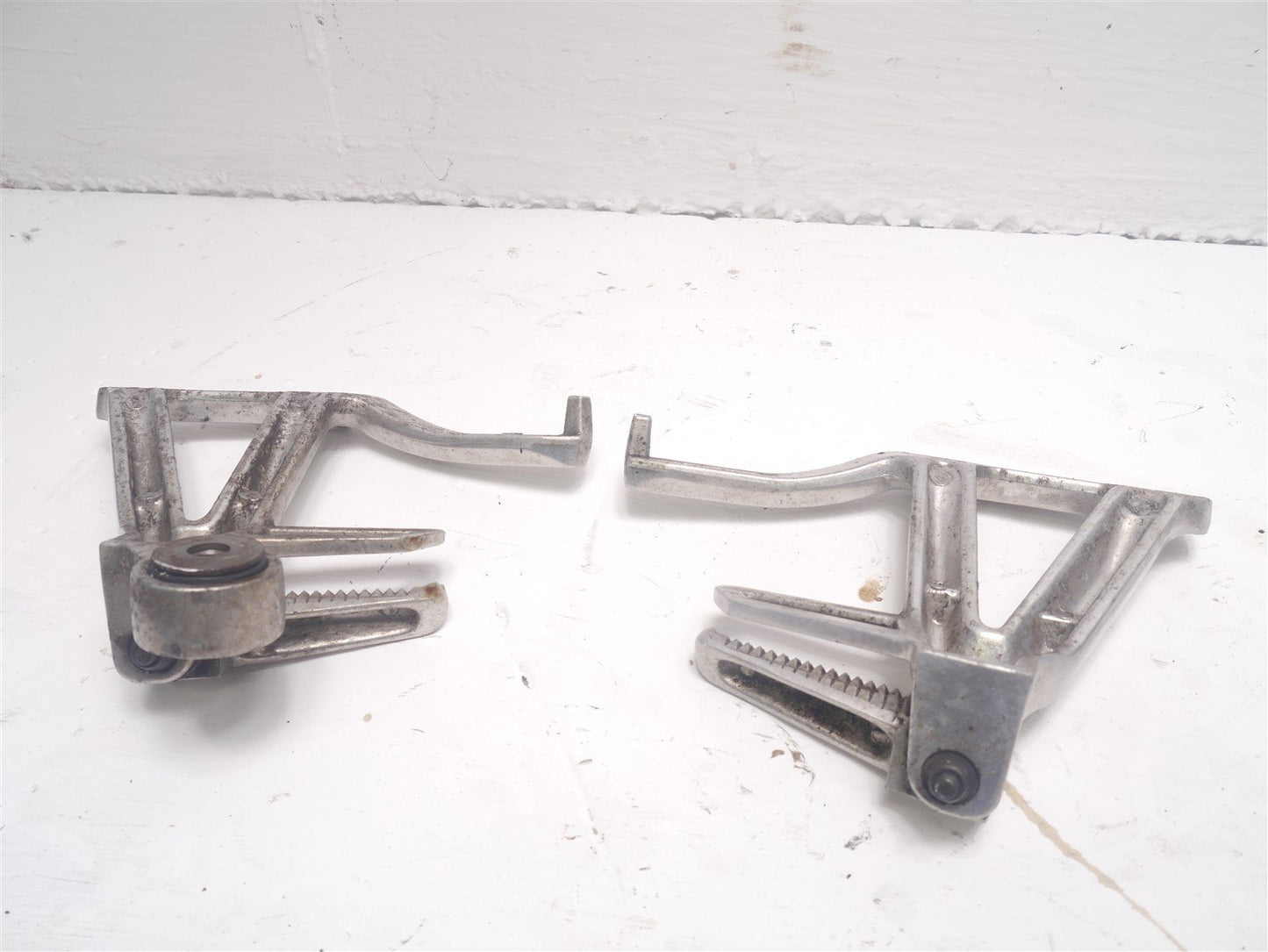 YAMAHA FZS600 1998-2001 REAR FOOTREST HANGERS & PEGS X 2