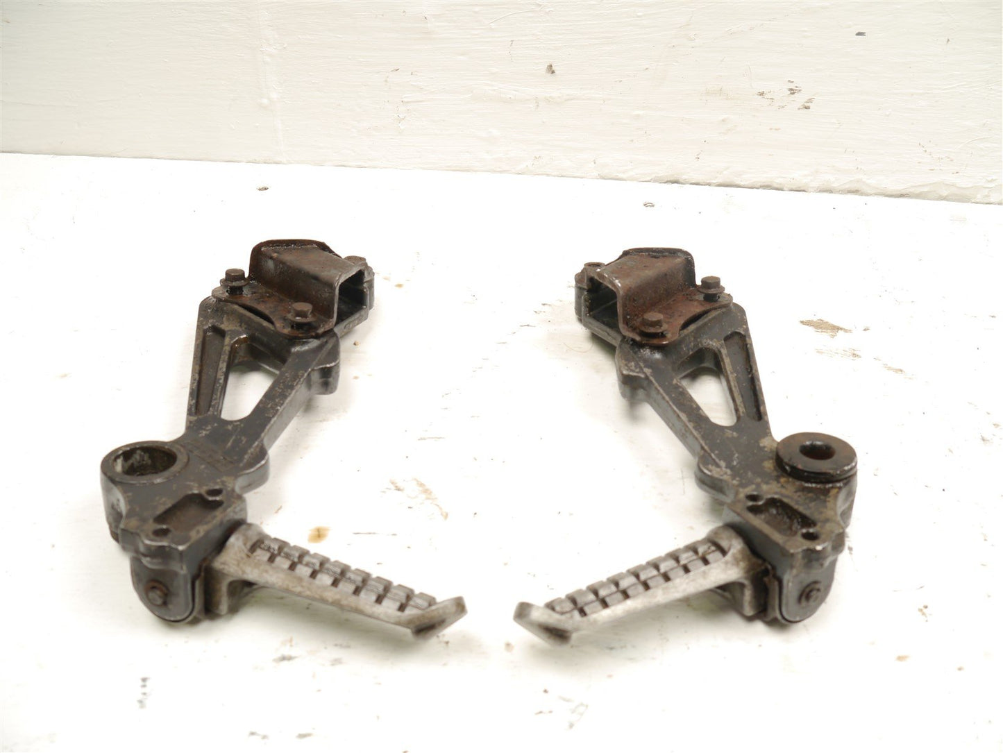 KAWASAKI ZZR1100 D 1993-2001 REAR FOOTREST HANGERS X 2