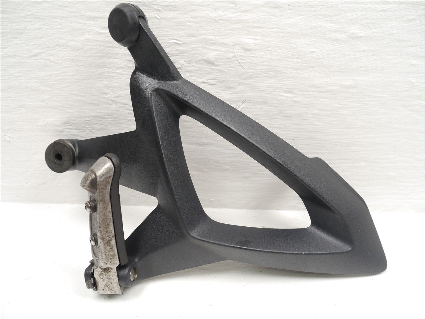 TRIUMPH SPRINT GT 1050 2010-2017 RIGHT REAR FOOTREST HANGER & PEG