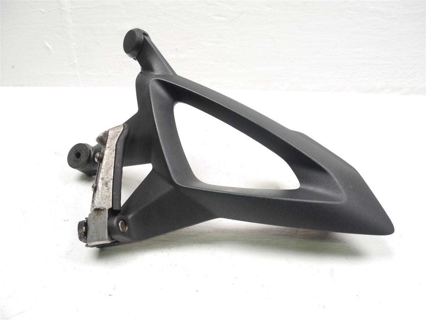 TRIUMPH SPRINT GT 1050 2010-2017 RIGHT REAR FOOTREST HANGER & PEG