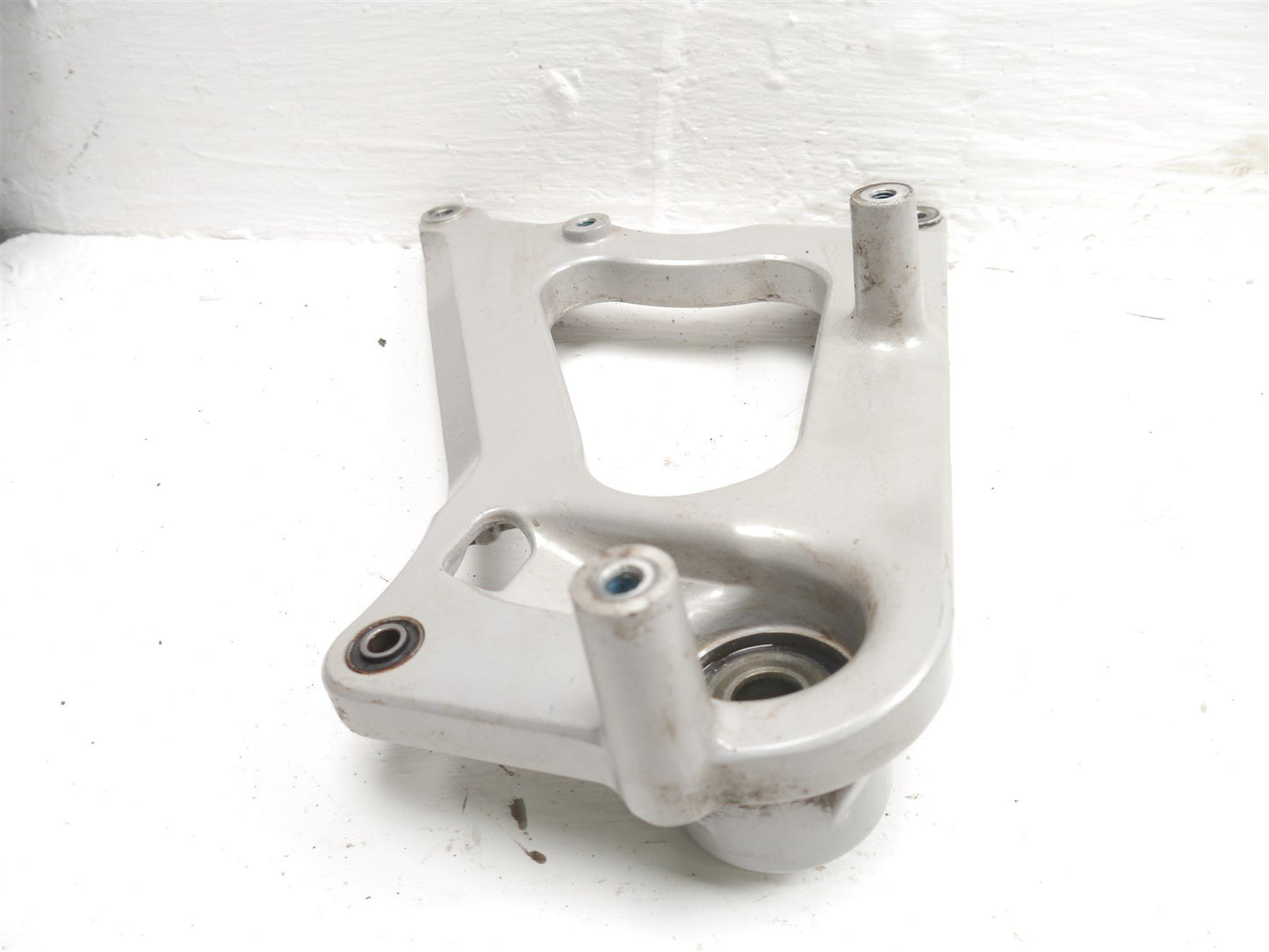 SYM JET X 125 2021-2023 EXHAUST REAR WHEEL BRACKET