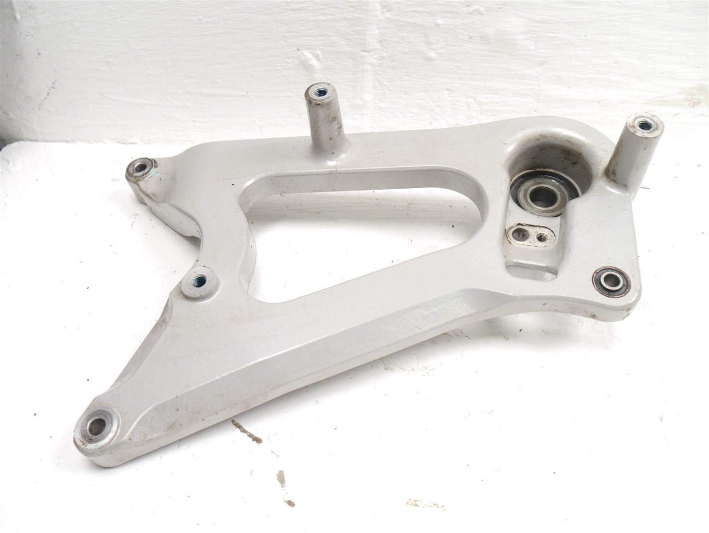 SYM JET X 125 2021-2023 EXHAUST REAR WHEEL BRACKET