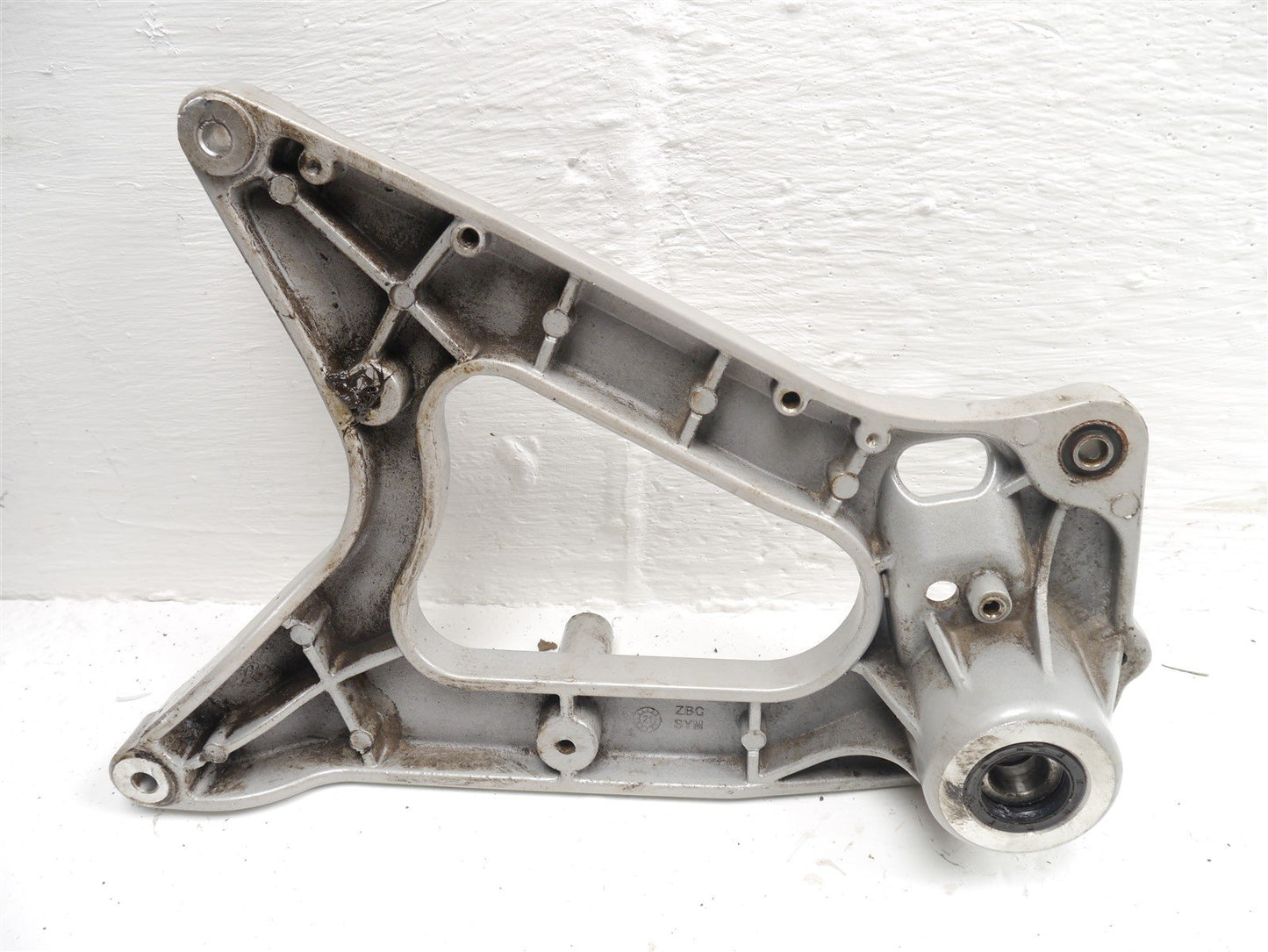 SYM JET X 125 2021-2023 EXHAUST REAR WHEEL BRACKET