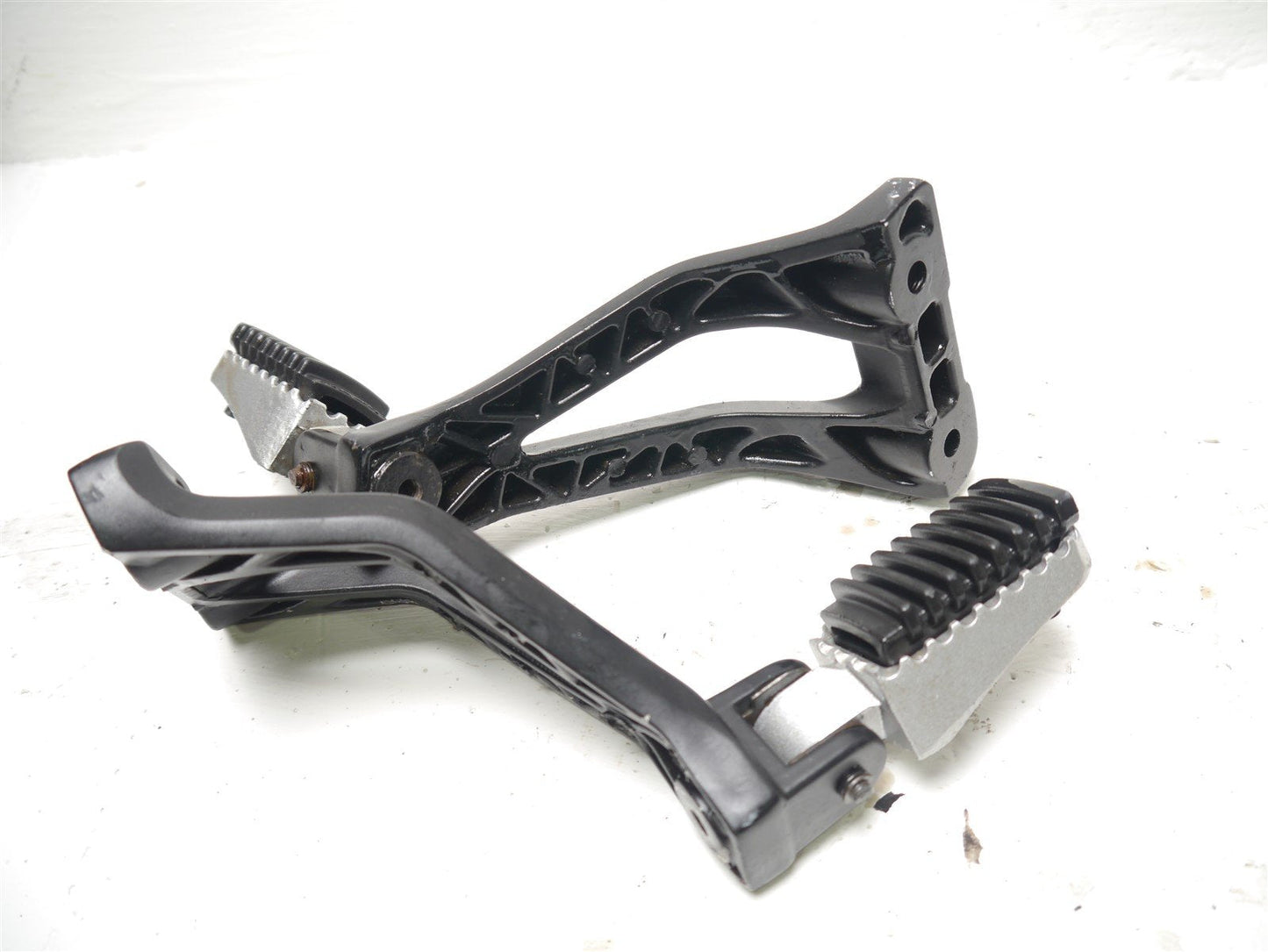 SINNIS TERRAIN 125 2021-2023 REAR FOOTREST HANGERS AND PEGS