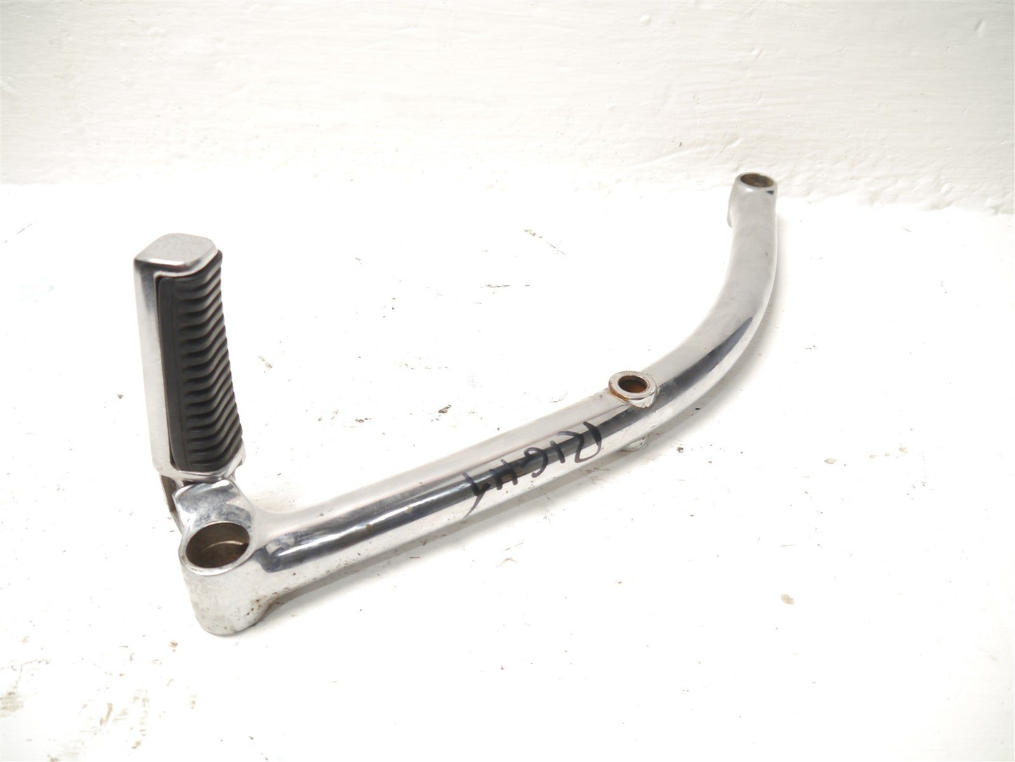 SUZUKI VS750 INTRUDER 1985-1991 RIGHT REAR FOOTREST HANGER AND PEG