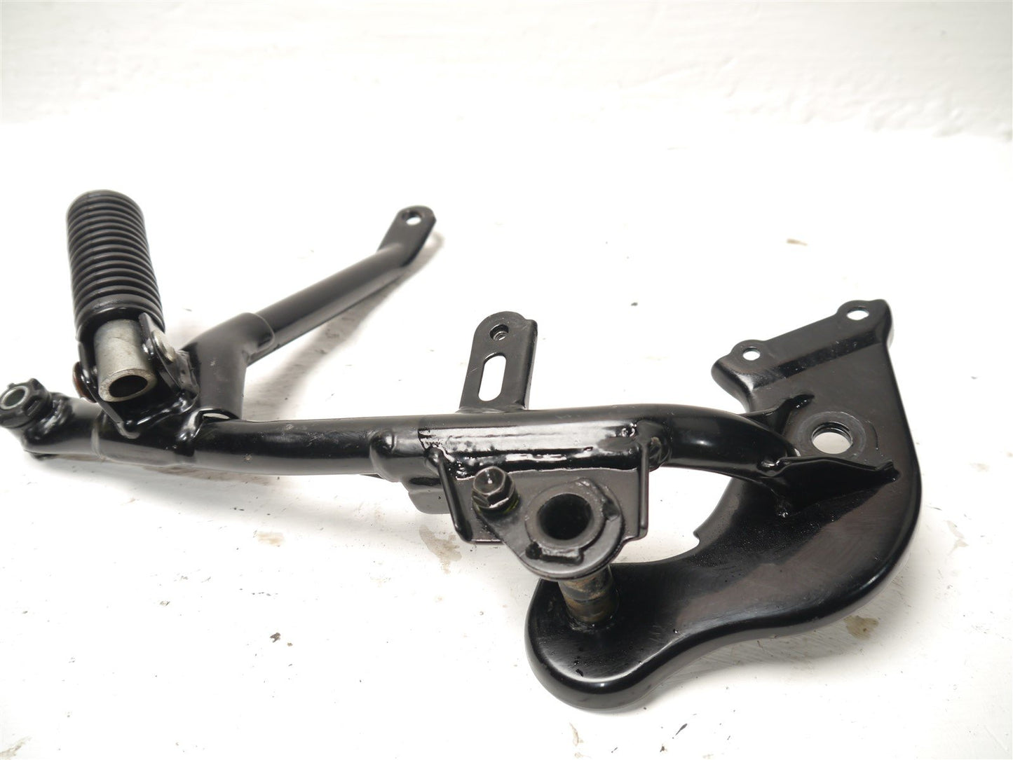 HONDA CB125F 2021-2023 RIGHT REAR FOOTREST HANGER AND PEG