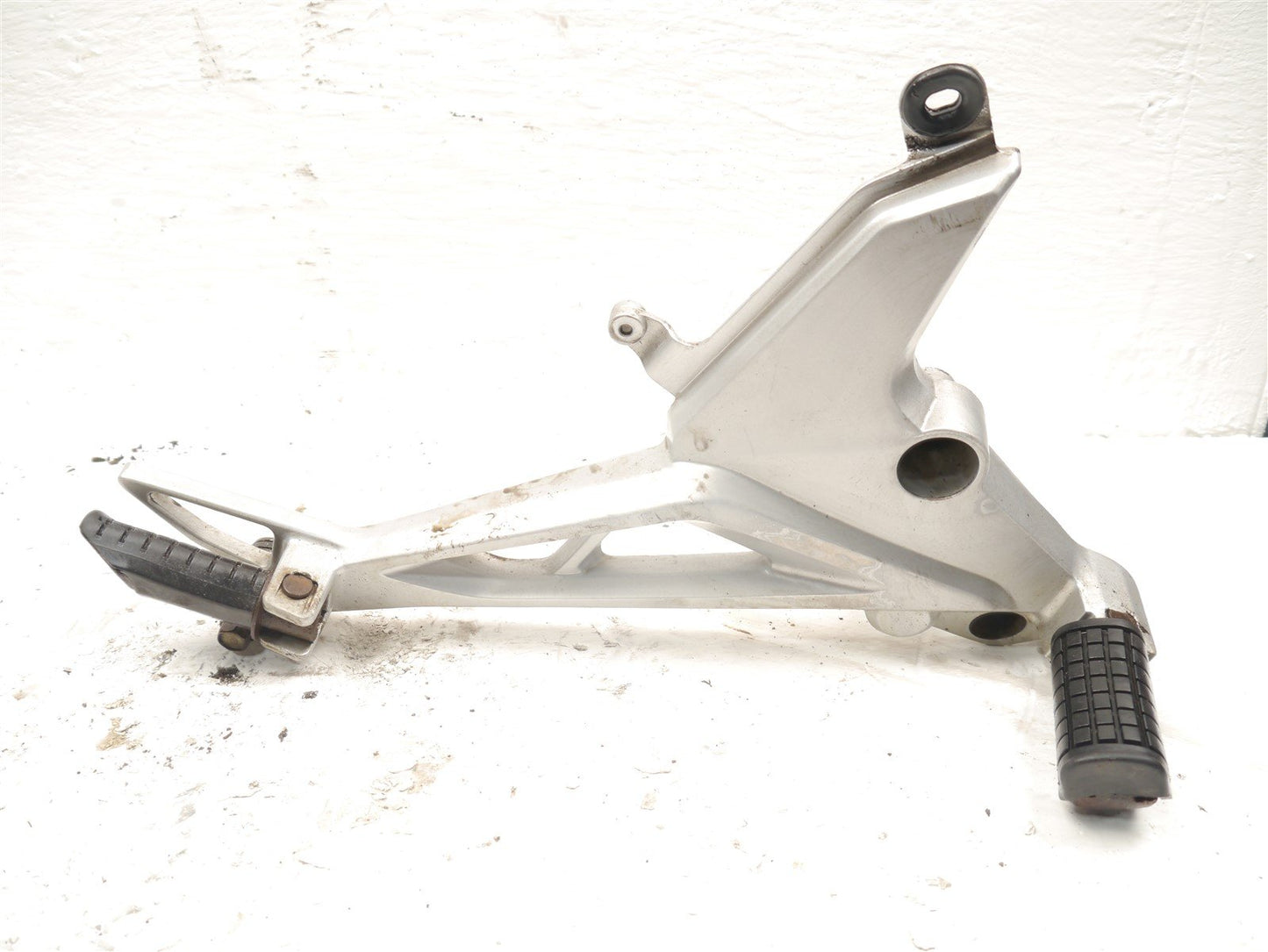 HONDA CB125F GLR125 2015-2019 RIGHT FOOTREST HANGER AND PEGS