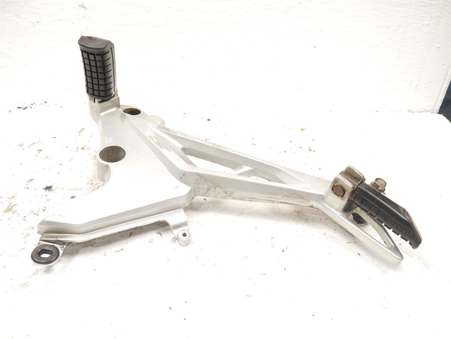 HONDA CB125F GLR125 2015-2019 RIGHT FOOTREST HANGER AND PEGS